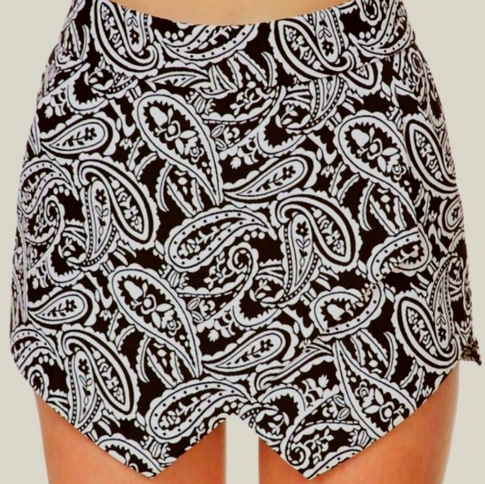 Forever 21 Shorts Size Large Paisley Print NWOT - Picture 2 of 13